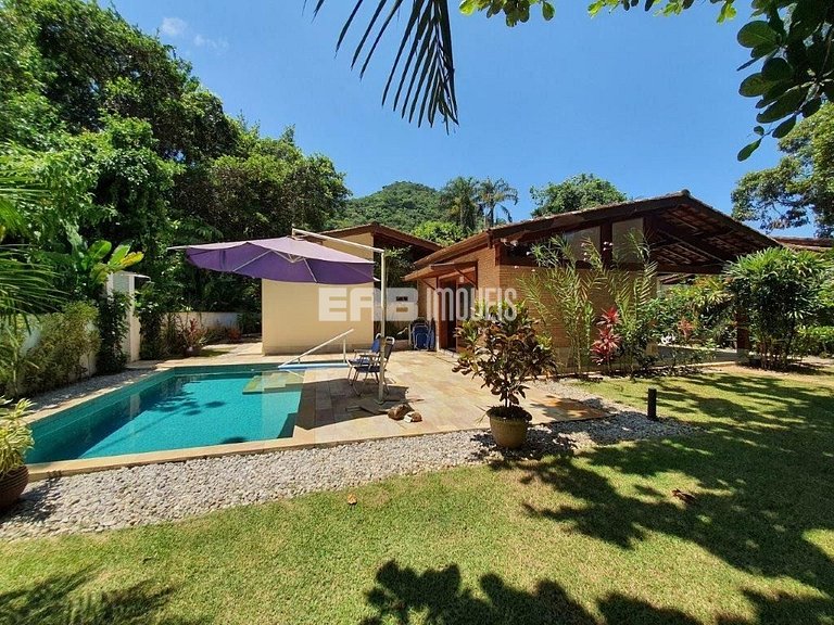 Uma delícia de casa de praia, bem iluminada e com piscina