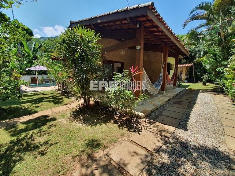 Uma delícia de casa de praia, bem iluminada e com piscina