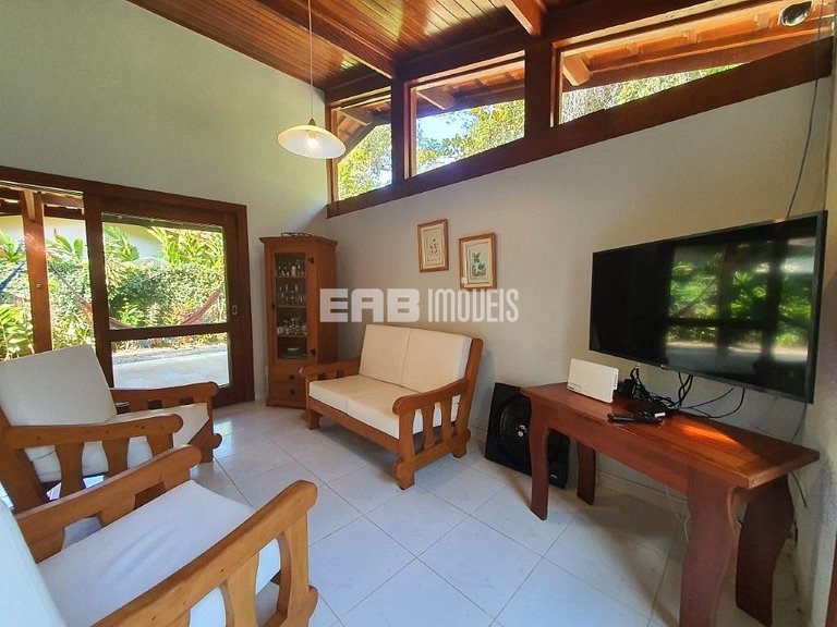 Uma delícia de casa de praia, bem iluminada e com piscina