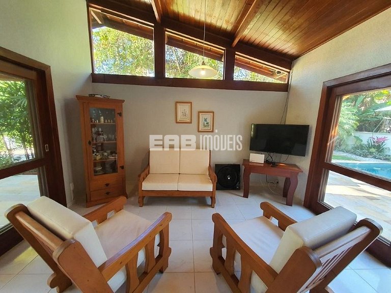 Uma delícia de casa de praia, bem iluminada e com piscina