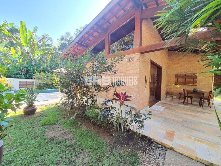 Uma delícia de casa de praia, bem iluminada e com piscina