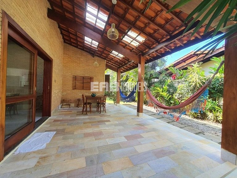 Uma delícia de casa de praia, bem iluminada e com piscina