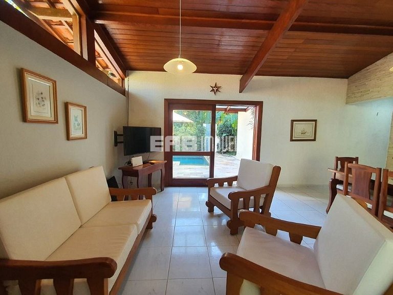 Uma delícia de casa de praia, bem iluminada e com piscina