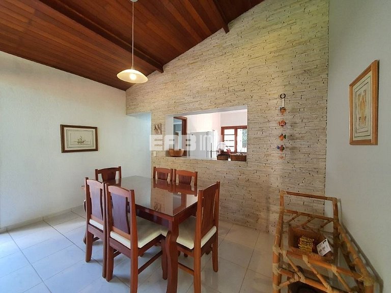 Uma delícia de casa de praia, bem iluminada e com piscina