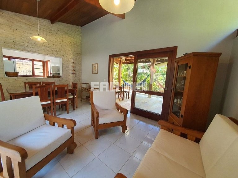 Uma delícia de casa de praia, bem iluminada e com piscina