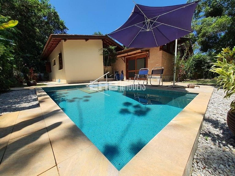 Uma delícia de casa de praia, bem iluminada e com piscina