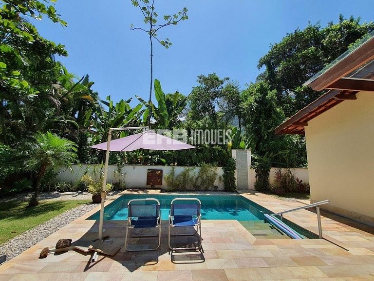 Uma delícia de casa de praia, bem iluminada e com piscina