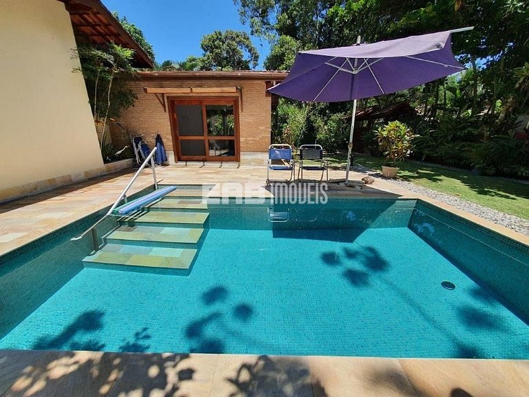 Uma delícia de casa de praia, bem iluminada e com piscina