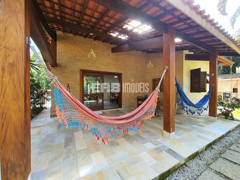 Uma delícia de casa de praia, bem iluminada e com piscina