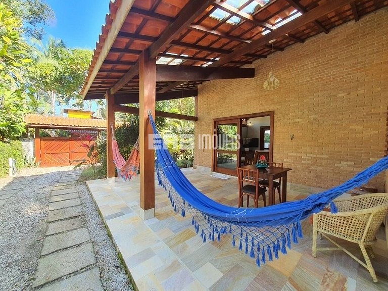 Uma delícia de casa de praia, bem iluminada e com piscina