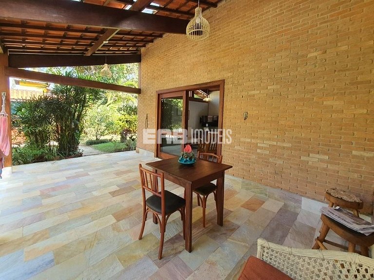 Uma delícia de casa de praia, bem iluminada e com piscina