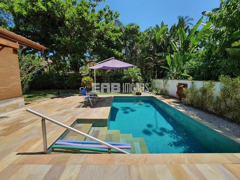 Uma delícia de casa de praia, bem iluminada e com piscina