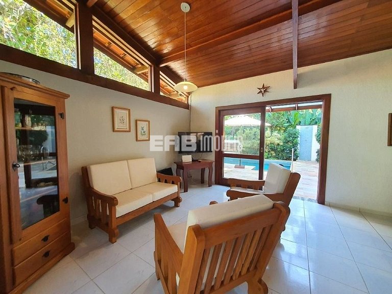 Uma delícia de casa de praia, bem iluminada e com piscina