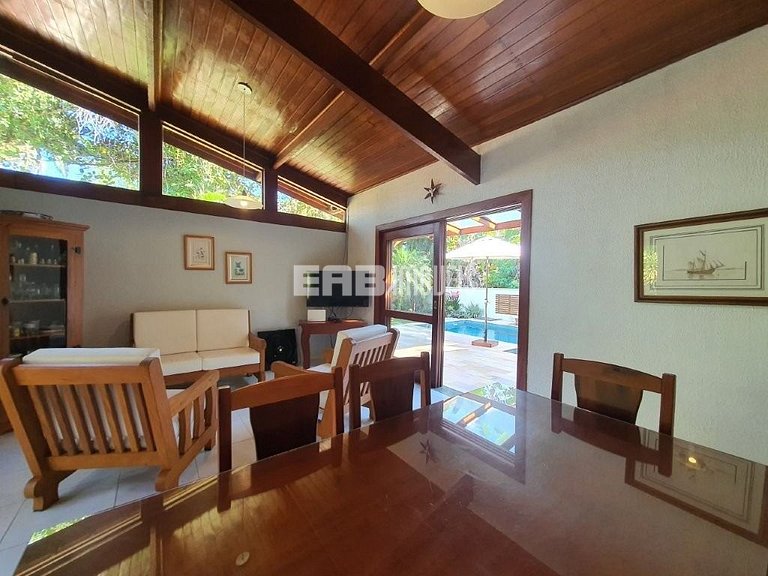 Uma delícia de casa de praia, bem iluminada e com piscina