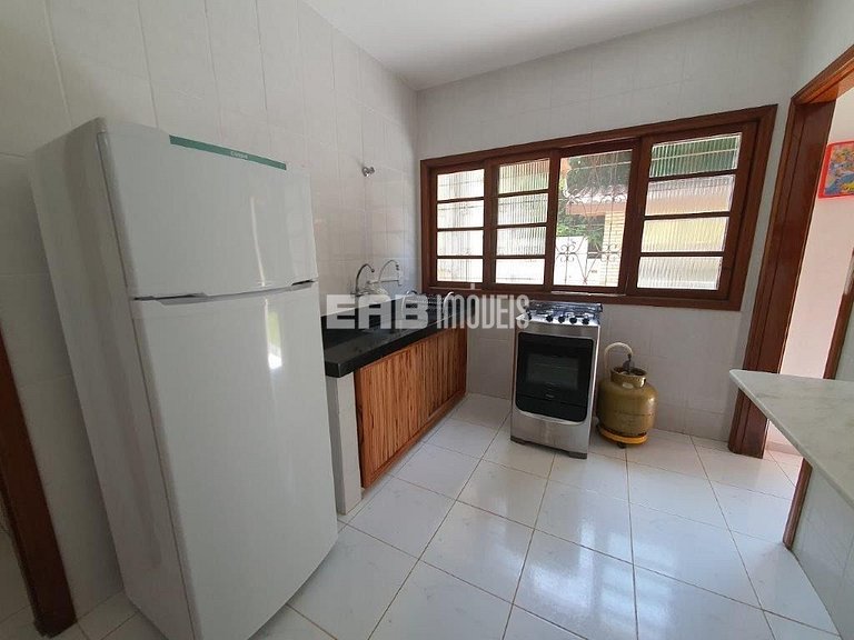 Uma delícia de casa de praia, bem iluminada e com piscina