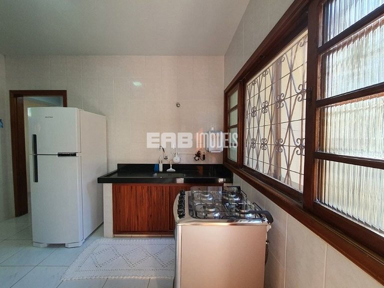 Uma delícia de casa de praia, bem iluminada e com piscina