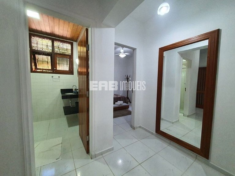 Uma delícia de casa de praia, bem iluminada e com piscina