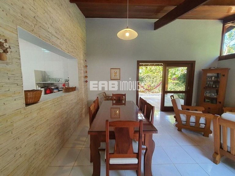 Uma delícia de casa de praia, bem iluminada e com piscina