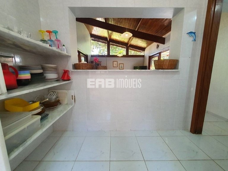 Uma delícia de casa de praia, bem iluminada e com piscina