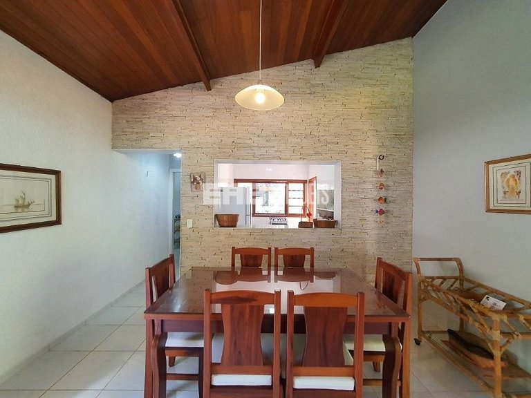 Uma delícia de casa de praia, bem iluminada e com piscina