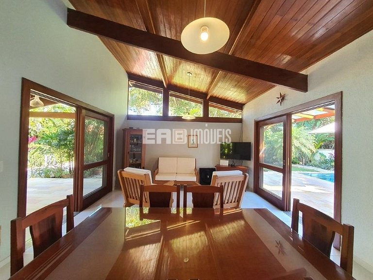 Uma delícia de casa de praia, bem iluminada e com piscina