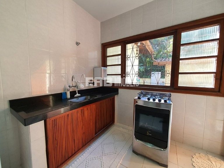 Uma delícia de casa de praia, bem iluminada e com piscina