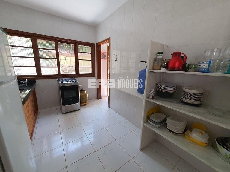 Uma delícia de casa de praia, bem iluminada e com piscina