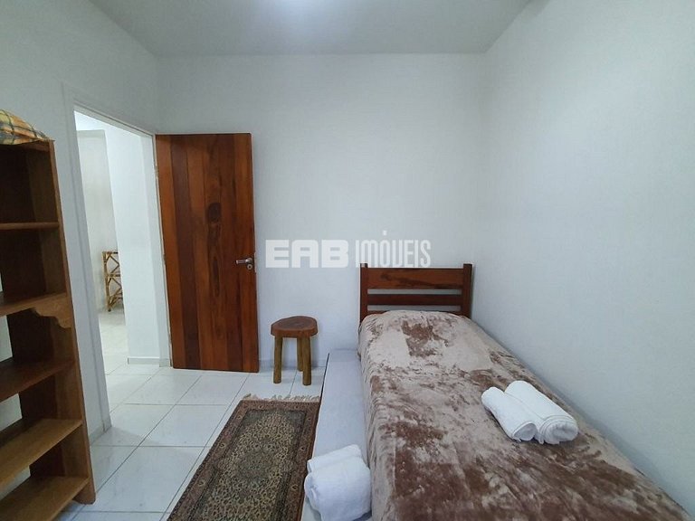 Uma delícia de casa de praia, bem iluminada e com piscina