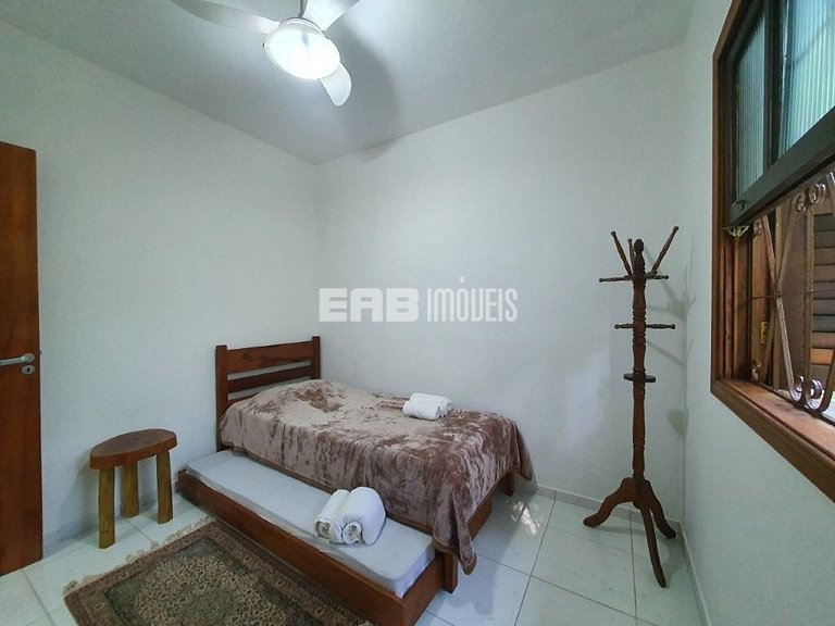 Uma delícia de casa de praia, bem iluminada e com piscina