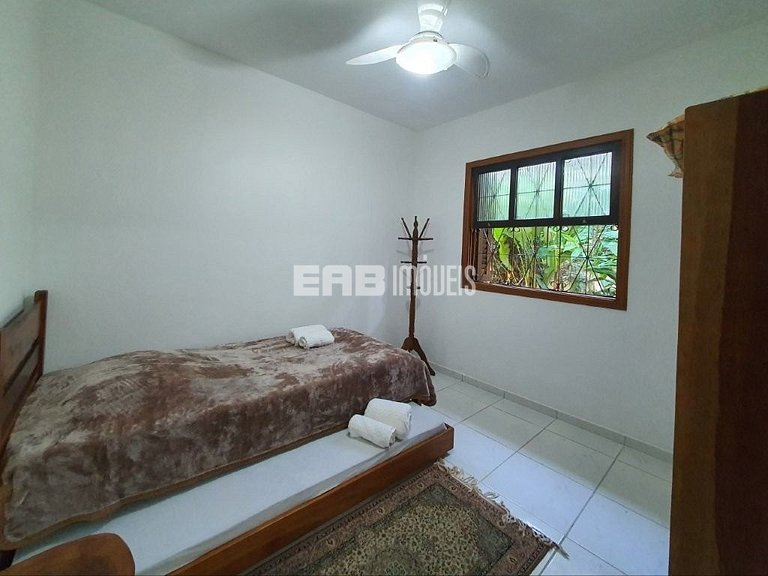 Uma delícia de casa de praia, bem iluminada e com piscina