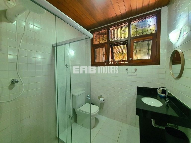 Uma delícia de casa de praia, bem iluminada e com piscina