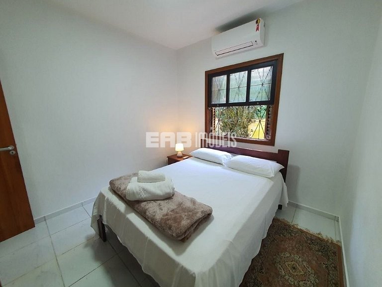 Uma delícia de casa de praia, bem iluminada e com piscina