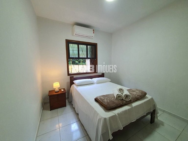 Uma delícia de casa de praia, bem iluminada e com piscina