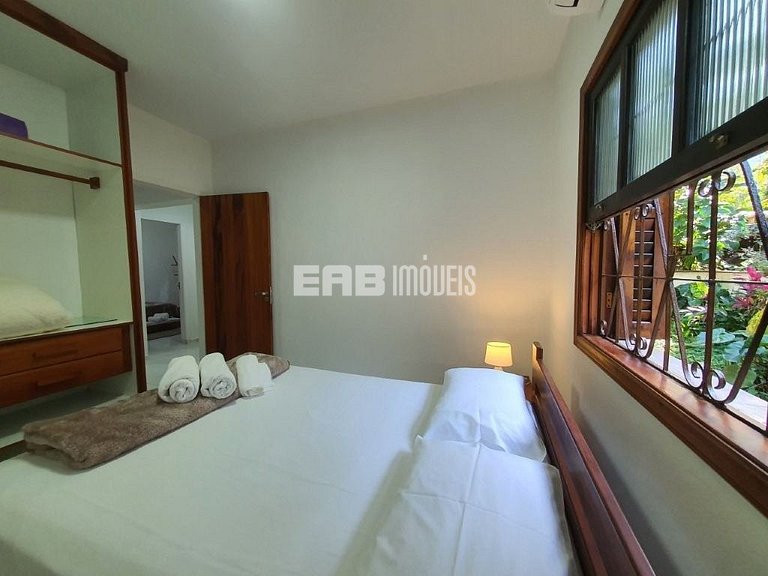 Uma delícia de casa de praia, bem iluminada e com piscina