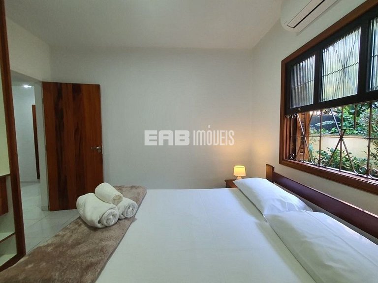 Uma delícia de casa de praia, bem iluminada e com piscina