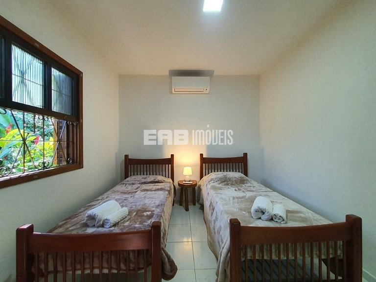 Uma delícia de casa de praia, bem iluminada e com piscina