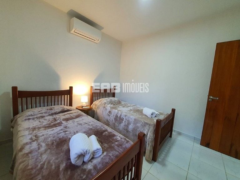 Uma delícia de casa de praia, bem iluminada e com piscina