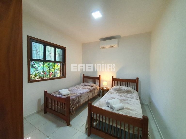 Uma delícia de casa de praia, bem iluminada e com piscina