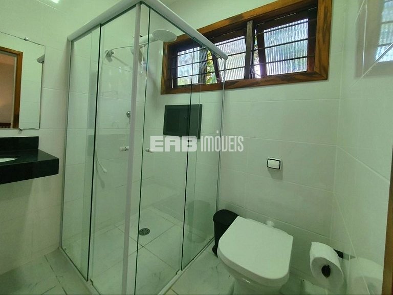 Uma delícia de casa de praia, bem iluminada e com piscina