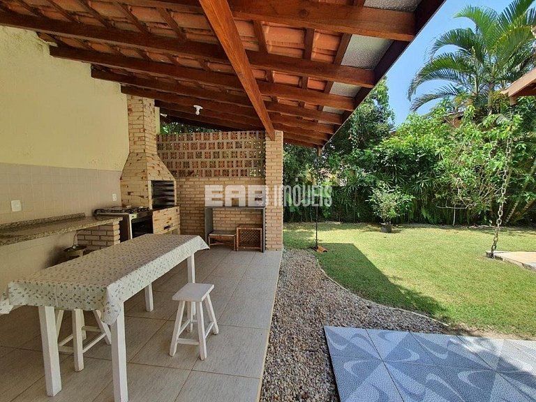 Uma delícia de casa de praia, bem iluminada e com piscina