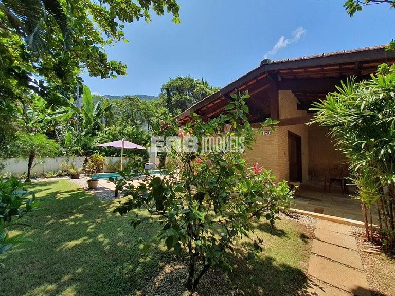 Uma delícia de casa de praia, bem iluminada e com piscina