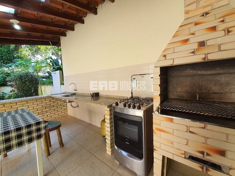 Uma delícia de casa de praia, bem iluminada e com piscina