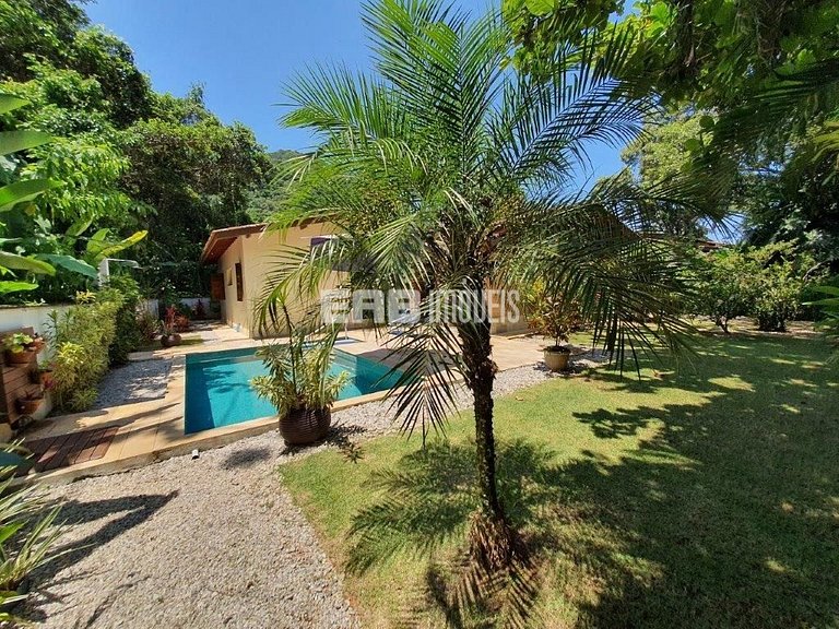 Uma delícia de casa de praia, bem iluminada e com piscina