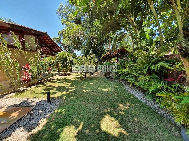 Uma delícia de casa de praia, bem iluminada e com piscina