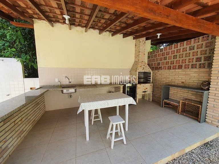 Uma delícia de casa de praia, bem iluminada e com piscina