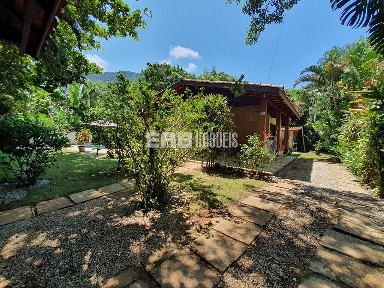 Uma delícia de casa de praia, bem iluminada e com piscina