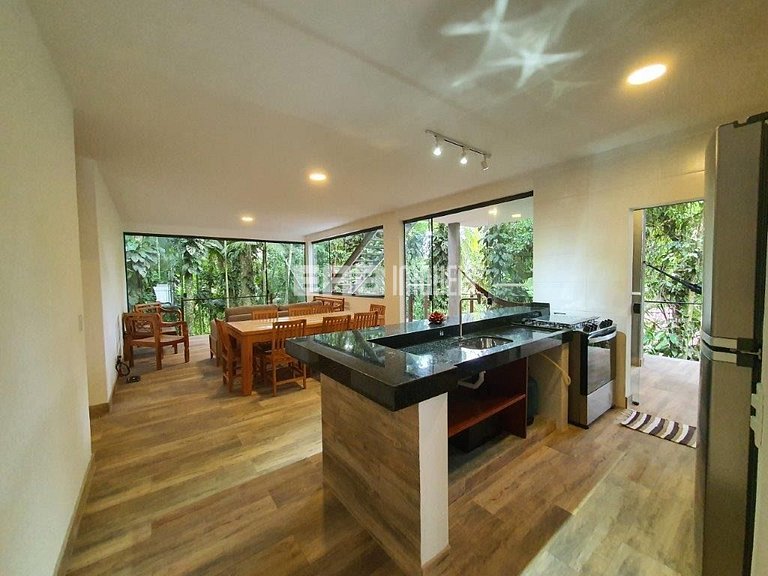 Casa dentro da Mata Atlântica, com todo o conforto da vida m