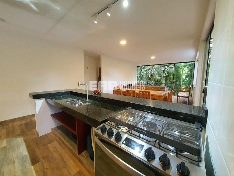 Casa dentro da Mata Atlântica, com todo o conforto da vida m