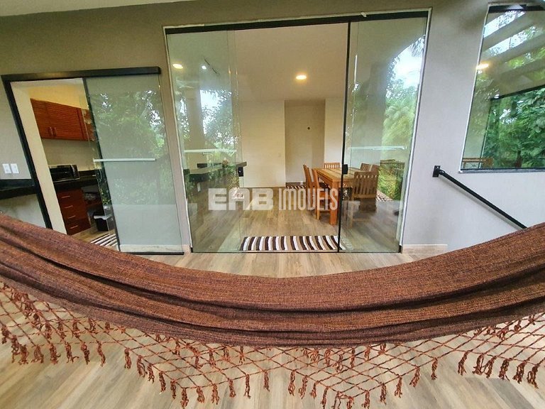 Casa dentro da Mata Atlântica, com todo o conforto da vida m