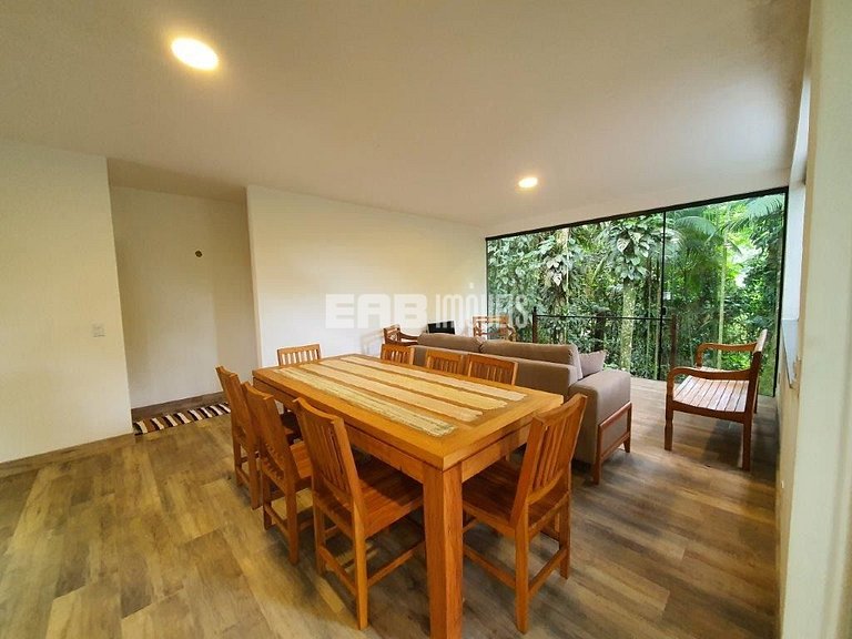 Casa dentro da Mata Atlântica, com todo o conforto da vida m